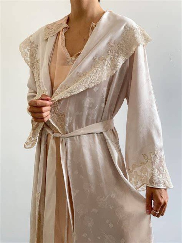 Discovering the Charm of the Housecoat Duster: A Timeless Fashion Statement