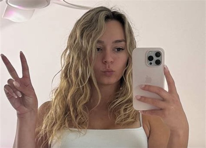 Kirstentoosweet: The Sweet Life of a Social Media Sensation