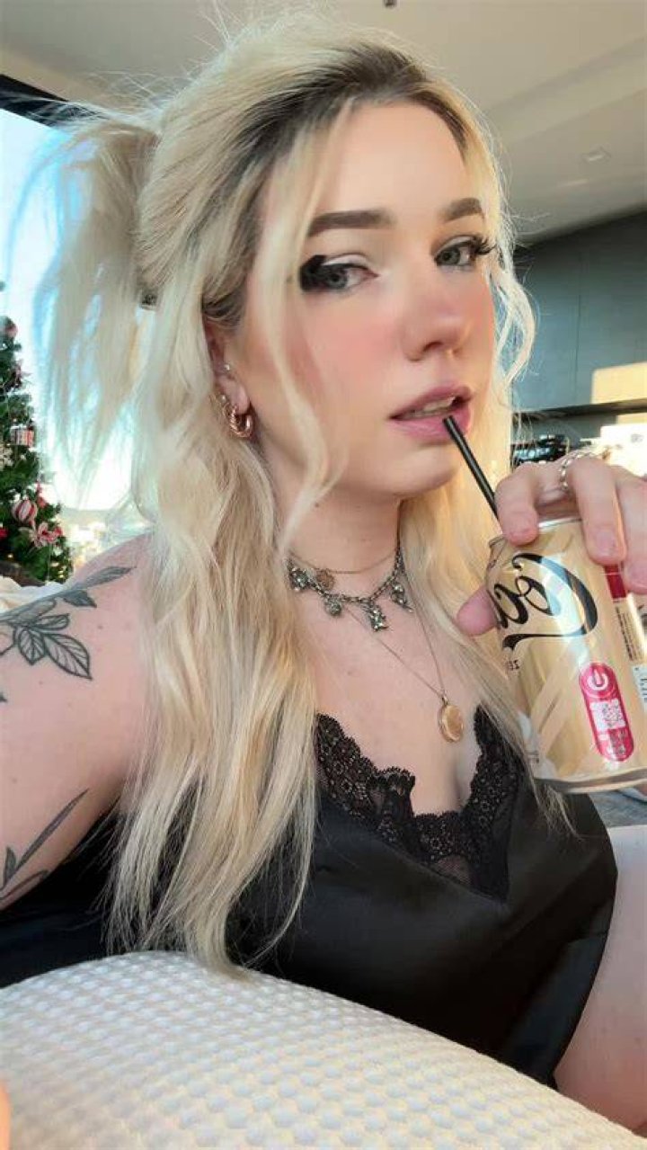 Unveiling the Charismatic Persona of Eevie Aspen XXX