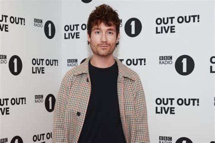 Unveiling the Life of Dan Smith: The Bastille Frontman and His Wife